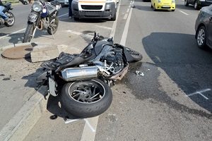 Auch bei einem Motorradunfall machen sich Gaffer strafbar.