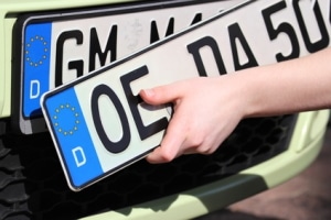 Ein Nummernschild umfasst bis zu 8 Zeichen.