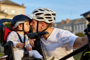 Personenbeförderung: In Deutschland sind auch Regelungen zur Beförderung von Kindern auf einem Fahrrad zu beachten.