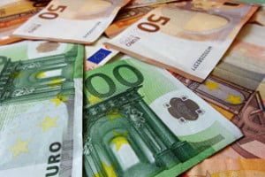 332 Euro Pflegegeld stehen Ihnen bei Pflegegrad 2 im Monat zu.