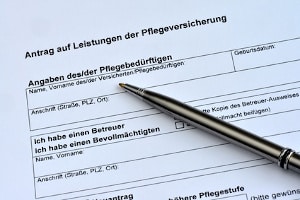 Pflegegrad erhöhen: Der Antrag muss bei der Pflegekasse gestellt werden.