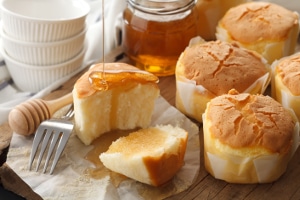 Trotz Enterbung steht gesetzlichen Erben ein Stück vom Kuchen zu - der Pflichtteilsverzicht kann helfen.