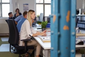Bei einem Pflichtverstoß am Arbeitsplatz muss vor der Verdachtskündigung für die Anhörungsfrist ausreichend Zeit sein.