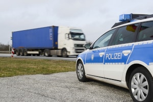 Polizeikontrolle: Wird eine Überladung des Lkw festgestellt, können Fahrer sowie Halter dafür belangt werden.