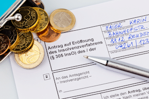 Privat insolvent gegangen? Der Antrag auf Eröffnung des Insolvenzverfahrens ist eine Möglichkeit.