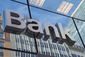 Vor der eigentlichen Privatinsolvenz können Gläubiger, wie Banken, einem gerichtlichen Plan zustimmen.