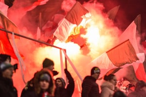 Randale beim Fußball steht oft in Zusammenhang mit Pyrotechnik.