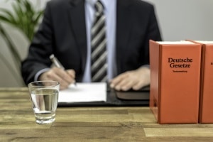 Ein Rechtsanwalt für Arbeitsrecht in Augsburg muss Prüfungen bestehen, bevor er sich