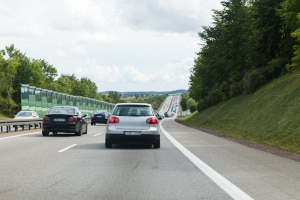 Es gibt Ausnahmen vom Rechtsfahrgebot auf der Autobahn. Eine Strafe droht in einem solchen Fall entsprechend nicht, wenn Sie das Gebot missachten.