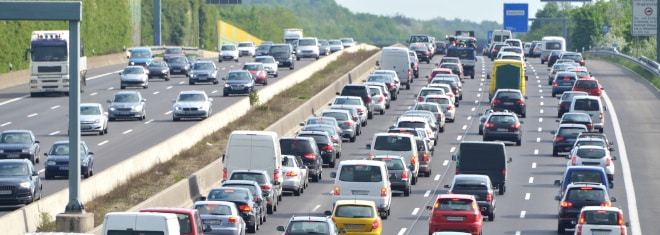 Bilden Sie keine Rettungsgasse, droht ein Bußgeld in Höhe von mindestens 200 Euro.