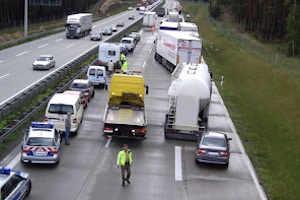 Außerorts sind Sie bei stockendem Verkehr verpflichtet, eine Rettungsgasse zu bilden.