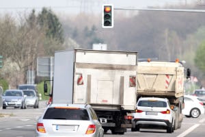 Wenn Sie eine rote Ampel mit dem Lkw überfahren, droht ein Fahrverbot.