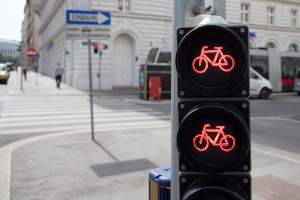 Rote Ampel überfahren: Die Strafe für Radfahrer ist geringer als die für Kraftfahrer.