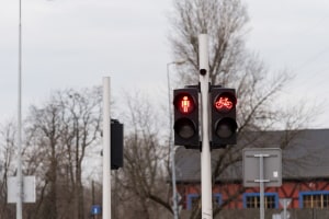 Eine rote Fußgängerampel mit dem Fahrrad zu überfahren, gilt ebenfalls als Rotlichtverstoß.