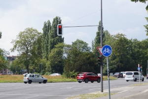 Ein Rotlichtverstoß mit dem Lkw kann per Blitzer nachgewiesen werden.