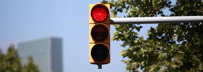 Welche Strafe droht, wenn Sie einen Rotlichtverstoß mit dem Lkw begehen, erfahren Sie in unserem Ratgeber.