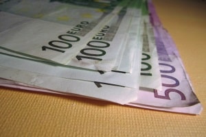 Ein Rotlichverstoß wird mit einem Bußgeld, Punkten oder gar einem Fahrverbot bestraft.