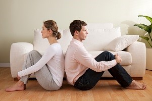 Bevor Sie die Scheidung einreichen können, muss in der Regel bereits ein Jahr lang die Trennung von "Bett und Tisch" erfolgen.