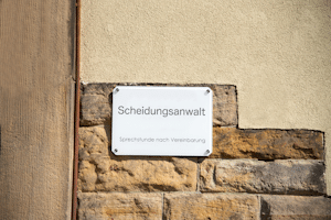 Zu den Scheidungskosten zählt auch der Geldbetrag, den Sie dem beauftragten Anwalt für dessen Dienste schuldig sind.