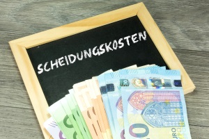 Die Scheidungskosten können durch das Aushandeln einer Scheidungs­folgen­verein­barung gesenkt werden.