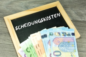 Scheidungskosten: Die Zusammensetzung enthält Gerichtskosten, Anwaltskosten und ggf. Notarkosten.