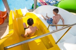 Lückenlose Aufsicht nicht üblich: Somit entsteht hier kein Anspruch auf Schmerzensgeld vom Schwimmbad.