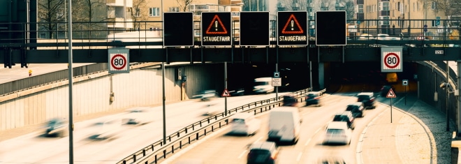 Die Schnellstraße ähnelt einer Autobahn.