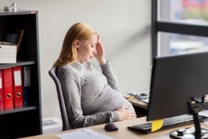 Schwangerschaft im Arbeitsrecht: Es gibt gewisse Beschäftigungsverbote, um die Gesundheit zu schützen.