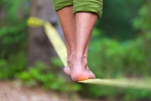 Wer eine Slackline über den Radweg spannt, muss Schmerzensgeld zahlen, wenn es dadurch zu einem Unfall kommt.