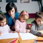 Steuerklasse I oder II: Für einen Alleinerziehenden mit Kind ist Lohnsteuerklasse II lohnenswerter.