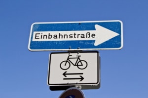 Welche Verkehrsregeln sollten Radfahrer beherzigen, um eine Strafe in der Einbahnstraße zu vermeiden?