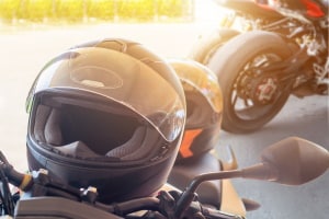 Bußgeld statt Strafe: Wer ein Motorrad ohne Helm führt, muss mindestens 15 Euro zahlen.