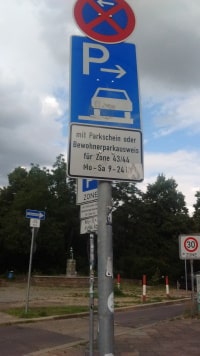 Zusatzeichen können Vorgaben von Straßenverkehrszeichen beschränken.