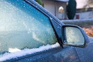 Mit der richtigen Pflege wird auch die Türdichtung im Auto winterfest und die Scheiben vereisen nur außen.