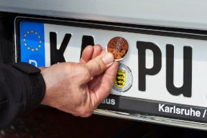 Kraftfahrer können der TÜV-Plakette den HU-Termin entnehmen.