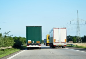 Überholverbot für LKW: Auf der Autobahn sind Elefantenrennen generell untersagt.