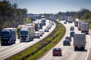 Ein grundsätzliches Überholverbot für LKW gibt es in Deutschland nicht.