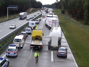 Bei einem Unfall mit Gefahrgut ist besondere Vorsicht geboten. Nicht selten folgen Vollsperrungen.