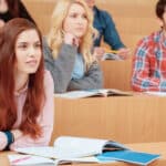 Viele Studenten unterzeichnen einen Untermietvertrag für ein WG-Zimmer.