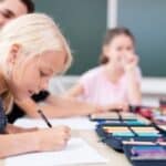 Die Inhalte der Verbraucherbildung sollen zu einem kritischen Umgang mit der Konsumwelt beitragen.