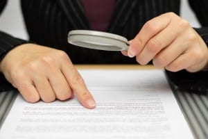 Genau hinsehen: Erwähnt die Verfallklausel den Mindestlohn nicht, ist sie unwirksam.