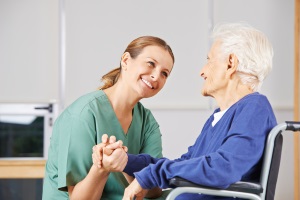 Die Verhinderungspflege findet zu Hause statt, kann jedoch mit der Kurzzeitpflege kombiniert werden.
