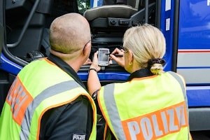 Bei einer Verkehrskontrolle für Lkw-Fahrer wird der Fahrtenschreiber ausgelesen.