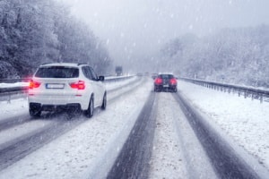 Verkehrssicherheit im Winter: Wesentlich beeinträchtigt kann diese durch Glätte und Blitzeis sein.