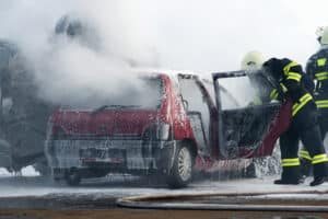 Bei einem schweren Verkehrsunfall müssen Rettungskräfte anrücken.