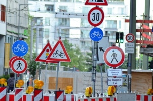 Verkehrszeichen bei einer Baustelle lenken den Verkehrsfluss: u. a. durch weitere Gefahrenzeichen oder Tempolimits.