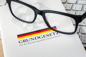 Begriff der Versammlung: Art. 8 GG beinhaltet keine Definition.