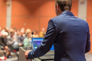 Eine Versammlung in geschlossenen Räumen liegt laut Definition vor, wenn der Versammlungsort seitlich begrenzt ist.