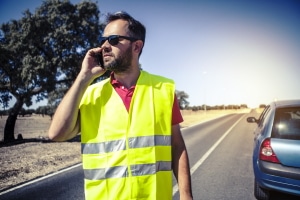 In einigen EU-Ländern ist beim Verlassen des Fahrzeugs auf der Autobahn eine Warnweste Pflicht.