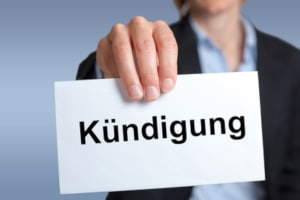 Wechsel in die günstigere GKV: Die Kündigungsfrist beträgt zumeist zwei Monate.